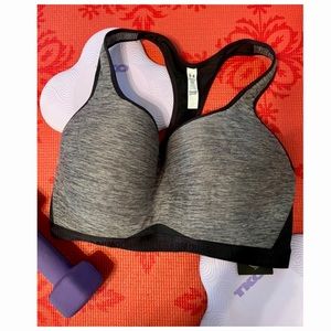 Brand new Under Armour Heat Gear athletic bra. Size 36DD.